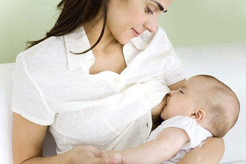 Sữa mẹ là dưỡng chất vô cùng quan trọng và tốt nhất dành cho bé