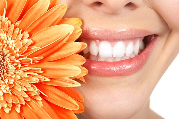 13 thực phẩm hàng đầu giúp răng trắng tự nhiên