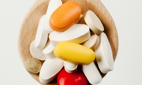 Sự kết hợp đúng đắn giữa vitamin và thuốc sẽ có tác dụng hữu ích trong việc chiến đấu với bệnh tật. Ảnh: thenewsuk.