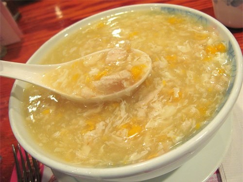 Soup gà là món ăn cổ điển tốt cho bé mắc cảm lạnh và viêm họng. Nghiên cứu cho thấy, soup gà có đặc tính kháng viêm, giảm sự di chuyển của bạch cầu trung tính (các tế bào miễn dịch kích thích