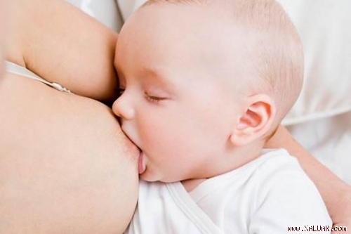 Các bà mẹ không nên cai sữa trước khi em bé được 12 tháng tuổi.
