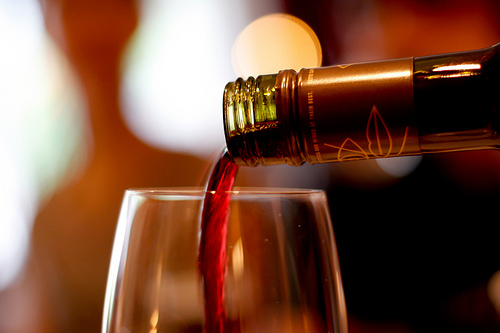 Rượu vang đỏ giúp bạn tránh xa chứng mất trí và bệnh Alzheimer. Ảnh: flickr