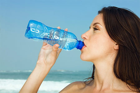 nên uống nước đầy đủ để đảm bảo cơ thể khỏe mạnh 