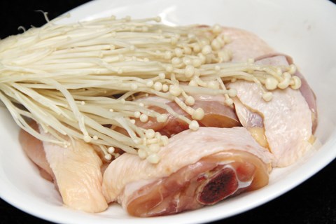 Thịt gà lại là loại thịt có chứa nhiều thành phần protein tương tự với collagen của da.