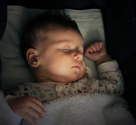 Mẹ hãy giảm bớt ánh sáng tối đa khi bé ngủ (ảnh minh họa)