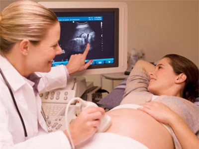   Khi mang thai cần khám và siêu âm đầy đủ, đúng thời điểm để phát hiện sớm thai nhi bất thường.