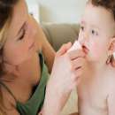 Mách mẹ cách xoa dịu triệu chứng cảm cúm cho trẻ