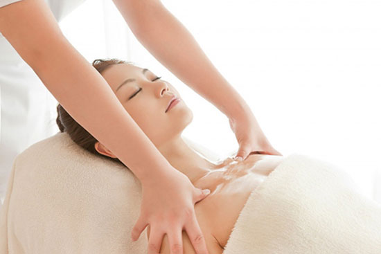 Cách massage chăm sóc ngực hiệu quả