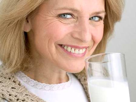 Người cao tuổi uống sữa như thế nào là đúng cách?