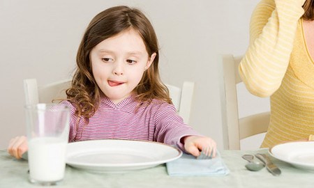 Trẻ dưới 1 tuổi nên tránh ăn gì?