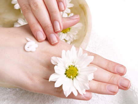Sử dụng Daggett & Ramsdell Hand & Body lightening cream mỗi ngày để có làn da tay trắng sáng