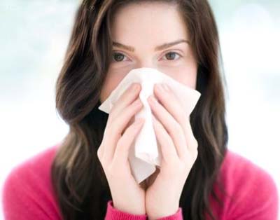 Hắt hơi, sổ mũi, đau họng làm bạn khó chịu
