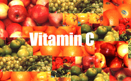 Vitamin C trong Baush + Lomb Ocuvite thúc đẩy quá trình tuần hoàn máu tới các mao mạch trên võng mạc, ngăn ngừa tiến trình thoái hóa hoàng điểm do tuổi tác
