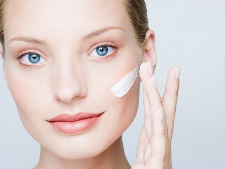 Sử dụng Ivory Caps Skin Whitening Lightening Support Cream mỗi ngày để có làn da trắng sáng, mịn màng
