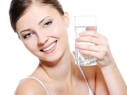 Uống nước nhiều hay ít tù thuộc vào trọng lượng cơ thể bạn 