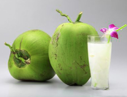 Uống nước dừa trước khi ăn  sẽ giúp bạn no bụng