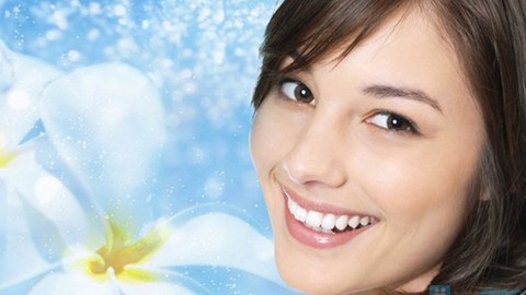 Sử dung Kirkland Signature Fresh Mint Fluoride Pro Complete Plus Whitening Toothpaste mỗi ngày để có hàm răng trắng sáng, chắc khỏe