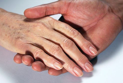 Bàn tay nhiều đồi mồi, đốm nâu làm mất đi vẻ tự tin của bạn?