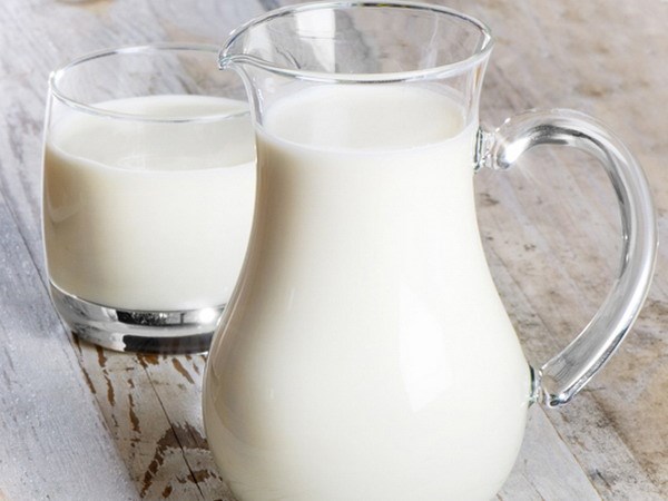 Sữa tươi khiến da mềm mại và trắng sáng hơn.