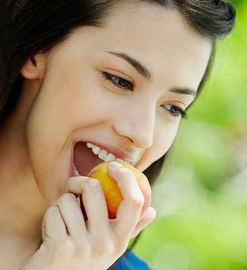Khi nhai táo, răng bạn được làm sạch một cách tự nhiên