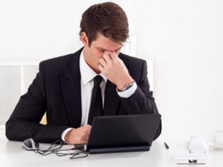 Đọc sách hay ngồi nhiều giờ trước máy tính sẽ ảnh hưởng rất nhiều đến mắt