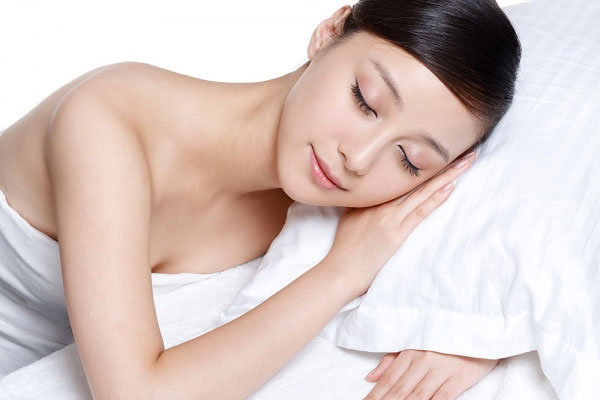 Kem dưỡng trắng da và trang điểm