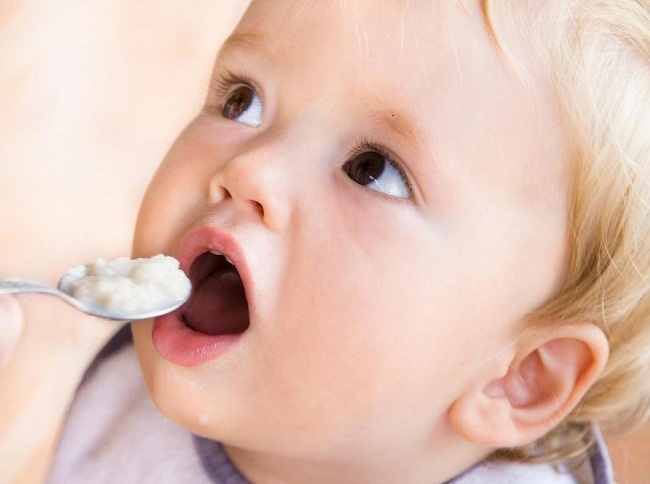 Trẻ em mấy tháng thì ăn được sữa chua?