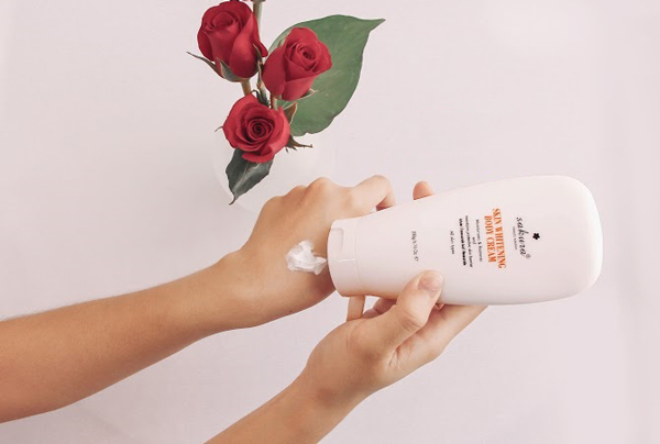Kem dưỡng trắng da toàn thân sakura skin whitening body cream 200g