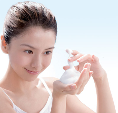 Sữa rửa mặt dạng bọt dưỡng ẩm, làm sáng da với vitamin C VCx100 Nhật Bản tuýp 120g hình 9