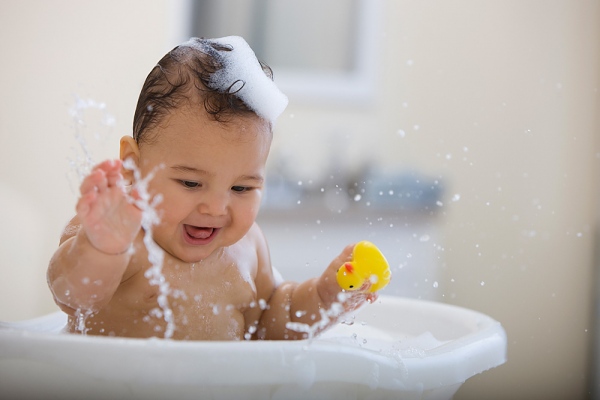 Dầu gội trẻ em không cay mắt dịu nhẹ Baby Sebamed Children Shampoo của Đức chai 500ml hình 2